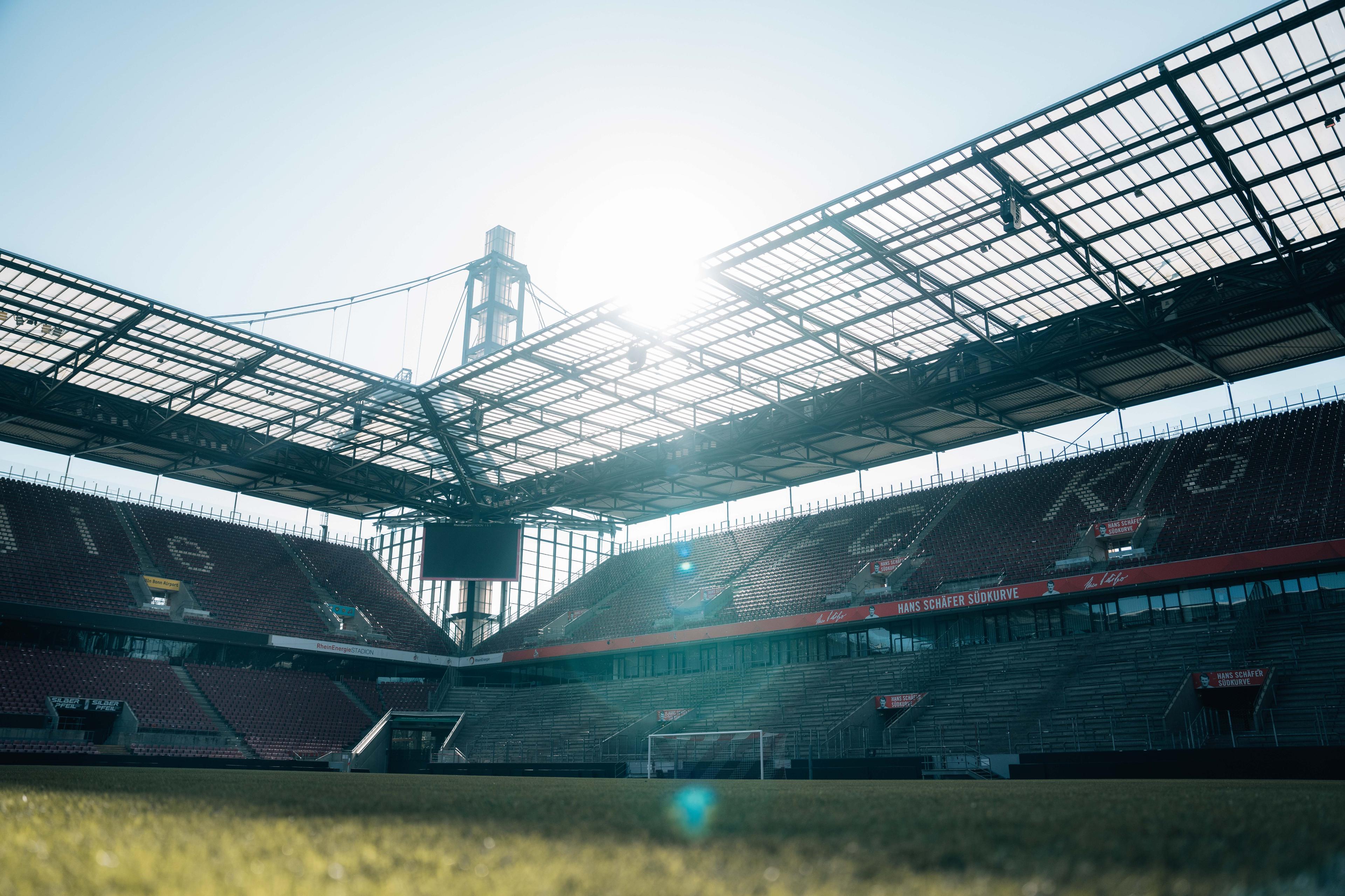 ZNU Zertifikat Symbolbild Stadion.jpg